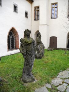 Seit 1675 dient der Klosterhof als bürgerlicher Gottesacker, wo zahlreiche Kaufmanns- und Ratsfamilien ihre letzte Ruhe fanden.