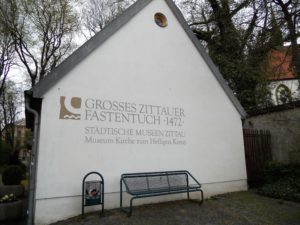 Der Eingang zum Museum Kirche zum Heiligen Kreuz