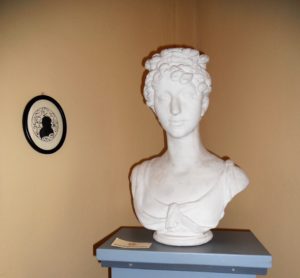 Dorothea von Kurland, Gips, um 1810, dargestellt ist die Herzogin von Kurland mit Diadem, lockigem Haar, auf kurzem Sockel