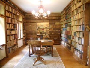 Die Bibliothek ist in zwei Räumen untergebracht und umfasst 24.000 Titel, die Ostwald alle selbst angeschafft hat.