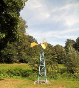 Die Windturbine zur autonomen Trinkwasserversorgung der Häuser des Landsitzes "Energie" wurde 2003 anlässlich des 150 Geburtstages von Wilhelm Ostwald aufgestellt.