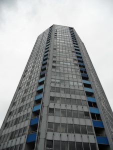 Der Turm hat 27 Stockwerke und 241 Appartements.