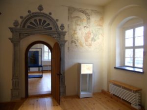 Die vorreformatorische Bemalung der Innenräume blieb zum Teil erhalten und zeigt biblische Szenen.