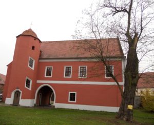 Das Torhaus auf dem ehemaligen Klostergelände diente auch als Gästehaus. Daher rührt die Bezeichnung als Hospiz.