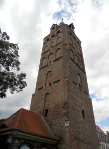 Turm aus Ziegelsteinen, von unten gesehen
