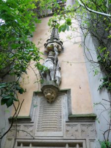 Über dem sog. "hohen Turm" sind eine Statue Heinrichs I. und eine Inschrifttafel angebracht. Auf der Tafel steht der Auszug aus Thietmars Chronik über Püchau.