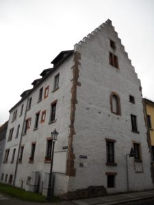 Eines der ältesten Häuser Grimmas; 1230 gebaut als Niederlassung der Kapelle des Templerordens.