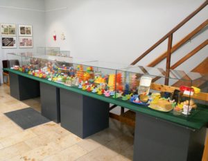 Das Stadtmuseum im Rathausturm zeigt neben wechselnden Sonderausstellungen... (hier die Eierbechersammlung von Christiane Hasenwinkel)