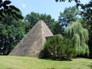 Die Pyramide wurde 1792 als Mausoleum gebaut, aber nie dafür benutzt. Die Fassade besteht aus Rochlitzer Porphyrtuff.