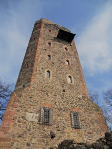 Der Turm ist 26 m hoch. Wahrscheinlich wurde das Gebäude auch für Initiationsriten eines Geheimbundes genutzt. (Galileo ist an dem Fall dran.)
