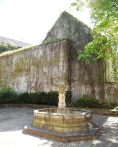 Der Klosterbrunnen steht gegenüber des Heinrich-Schütz-Hauses. Ursprünglich stand er im Innenhof des Klosters St. Claren und wurde später hierhin versetzt. Er ist an keine Wasserleitung angeschlossen und somit nicht funktionstüchtig.