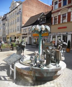 Der Stadtbrunnen in der Jüdenstraße wurde im Jahr 2000 vom Modellbauer Bonifatius Stirnberg geschaffen. Er zeigt verschiedene Elemente der Stadtgeschichte.