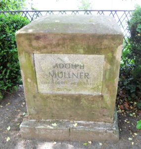 Der Gedenkstein für Adolph Müllner (1774-1829) aus rotem Nebraer Stein steht gegenüber der Novalis-Grabstätte. Adolph Müllner lebte bis zu seinem Tod in Weißenfels. Er war Theaterkritiker, verfasste aber auch eigene Stücke.