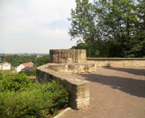 Die Reste der Burganlage, auf denen das Schloss errichtet wurde. Die Burg gab dem Ort ab 1185 ihren Namen, denn sie stand auf weißem Fels.