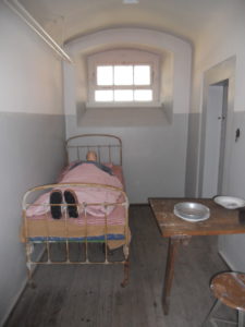 Eine Gefängniszelle im Kellergeschoss des ehemaligen Gefängnisses. Das Gebäude war mit dem benachbarten Amtsgericht durch einen unterirdischen Gang verbunden.