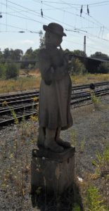 Und auch auf Höhe der Bahnsteige zwei und drei steht eine Skulptur von Johannes Dietze aus dem Jahr 1935. Es ist der sogenannte "Malcher", ein Altenburger Bauer.