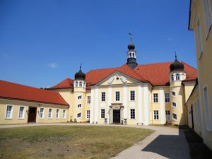 Zwischen dem Hoftor und dem Hauptgebäude liegt der sogenannte Ehrenhof. Der letzte Umbau des Schlosses erfolgte 1894 unter Moritz von Hohenthal. Er ließ die beiden Treppentürme und das Sandsteinportal errichten.
