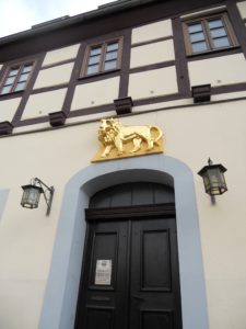 Das Gasthaus zum Goldenen Löwen ist die älteste Gaststätte der Stadt und wurde erstmalig in einem Ablassbrief aus dem Jahr 1494 erwähnt.