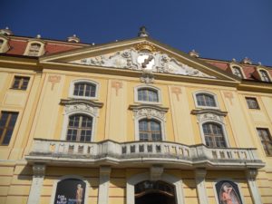 Auf der Haupteingangsseite des Schlosses prangt unter der Grafenkrone das Wappen der Familie von Schönfeld im Dreiecksgiebel, welches einen dreimal gestümmelten schwarzen Ast auf goldenem Hintergrund zeigt.