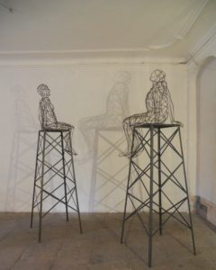 Zwei Modellskulpturen des Installationskünstlers Andreas Hetfeld stehen im Eingangsbereich.