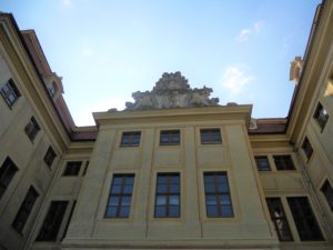 Auf der Rückseite des Gebäudes ziert das gräfliche Wappen der Familie von Werthern den Giebel des Mitteltraktes.
