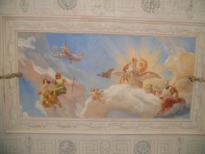 Das Deckengemälde von Carl Jolas (1867-1948) zeigt den Gott Apollo, der auf Pegasus reitet. Es ist wahrscheinlich um 1850 entstanden.