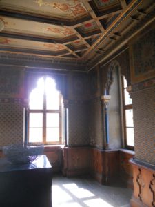 Ein Blick in das sog. Maurische Zimmer. Die Ausgestaltung orientiert sich an der islamischen Kunst und Architektur Andalusiens.