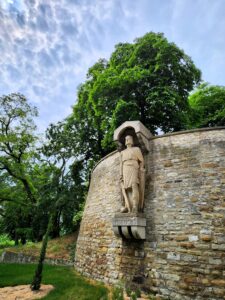 Mauer mit Skulptur Heinrichs I., dahinter Bäume