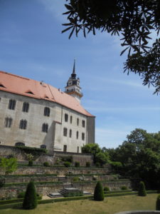 Schlossgebäude, unterhalb davon der Rosengarten